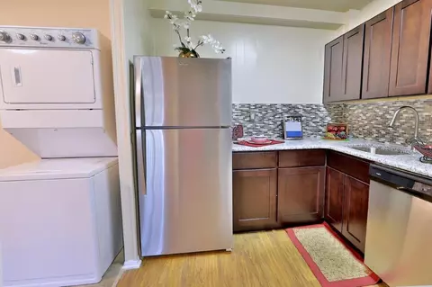 8 Poolside Ct, Catonsville, MD 21228 photo 4
