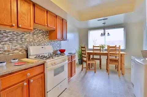 8 Poolside Ct, Catonsville, MD 21228 photo 5