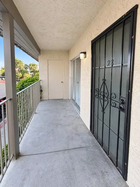 156 Pond Pl, Vista, CA 92083