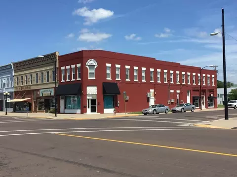 1 N Jefferson Ave, Iola, KS 66749