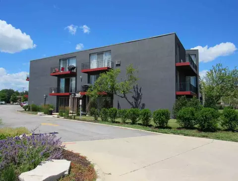 900 N Rohlwing Rd, Addison, IL 60101