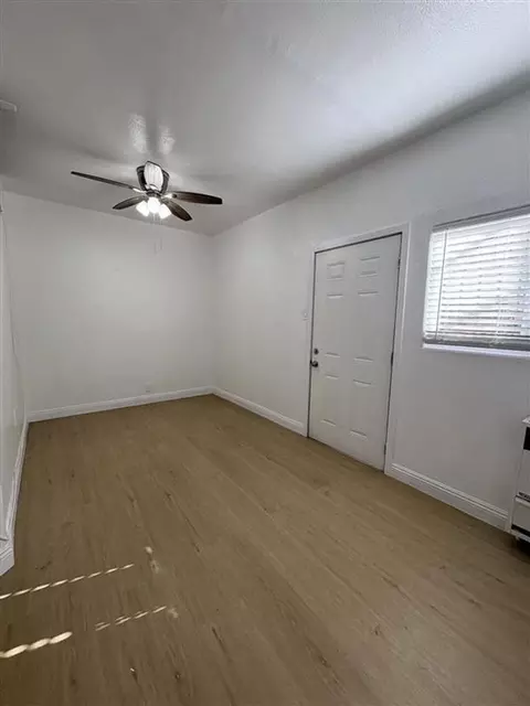 1033 Hoffman Ave, Long Beach, CA 90813 photo 2