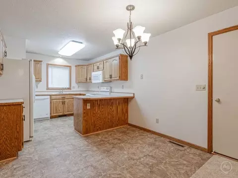 1722 35th St S, Fargo, ND 58103