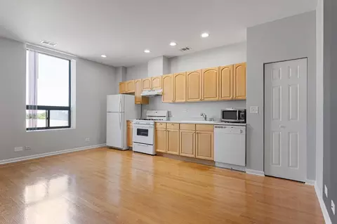2451 W Howard St, Chicago, IL 60645