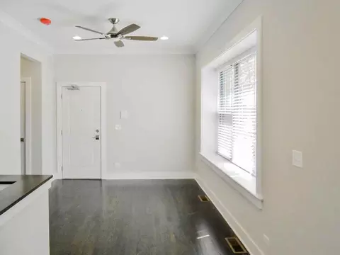 1946 W Nelson St, Chicago, IL 60657