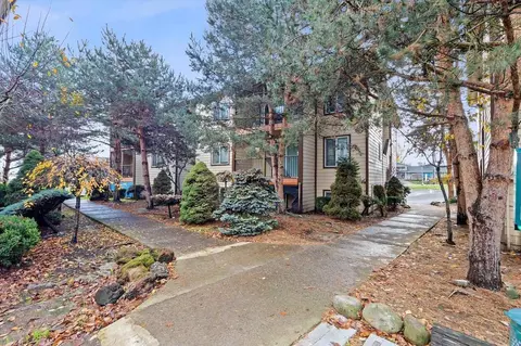 13801 SE Stark St, Portland, OR 97233