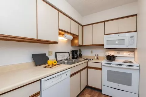 302 Finkbine Ln, University Heights, IA 52246