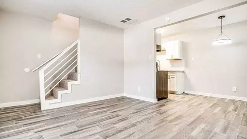 805 S Center St, Arlington, TX 76010 photo 9