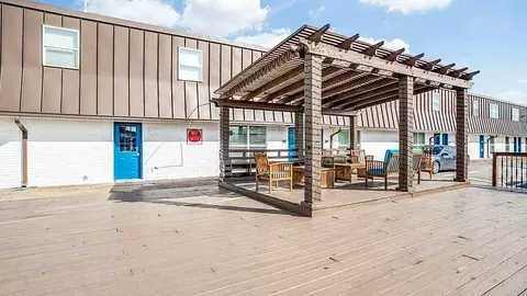 805 S Center St, Arlington, TX 76010 photo 4