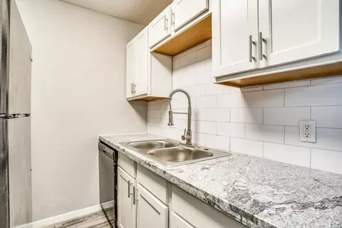805 S Center St, Arlington, TX 76010 photo 8