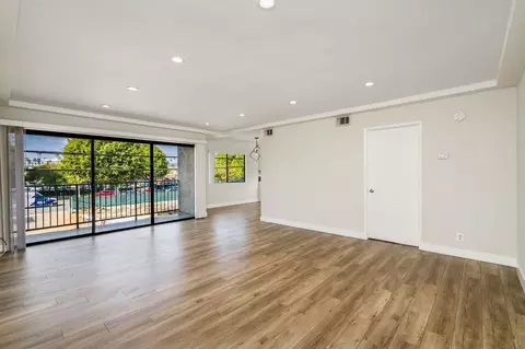 121 N Hamilton Dr, Beverly Hills, CA 90211
