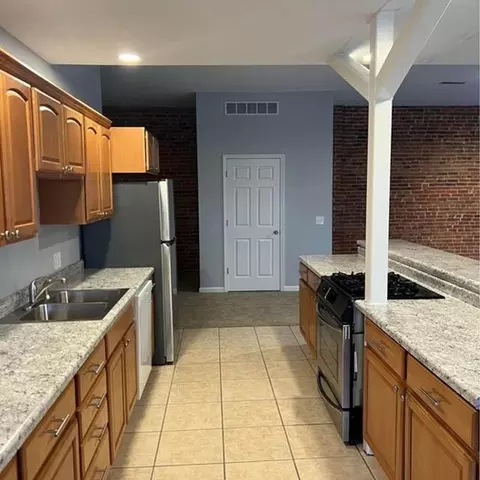 300 306 W 3rd St, Davenport, IA 52801