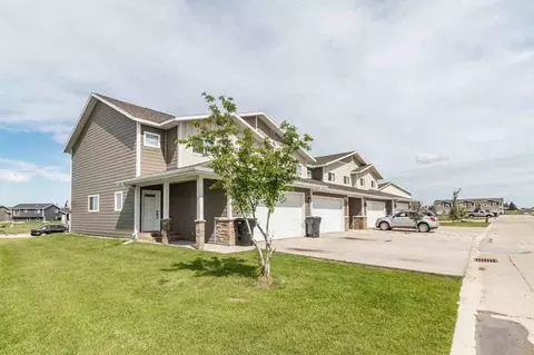 2051 Yellowstone Cir, Dickinson, ND 58601