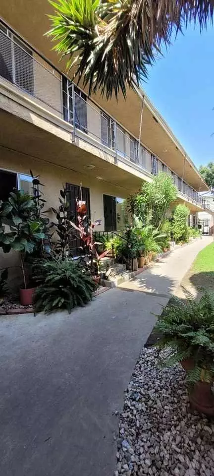 1015 E 214th St, Carson, CA 90745 photo 2