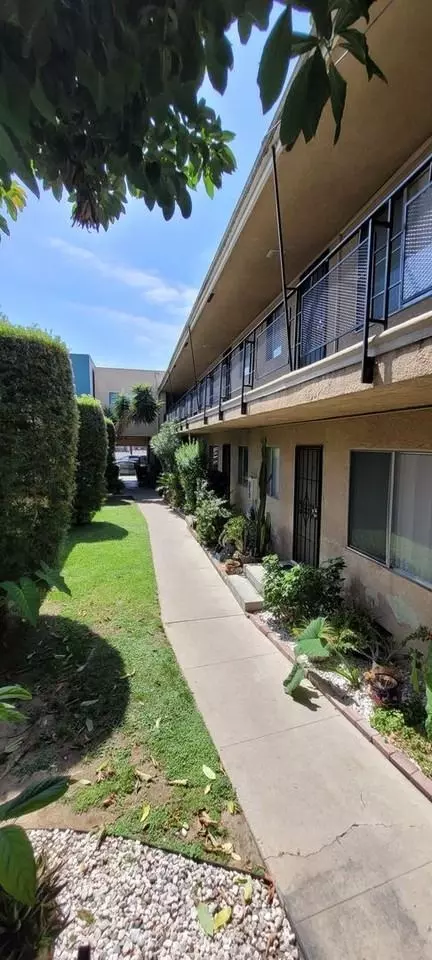 1015 E 214th St, Carson, CA 90745 photo 3