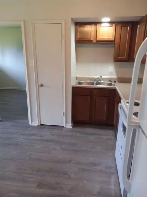 6409 Middlebelt Rd, Garden City, MI 48135