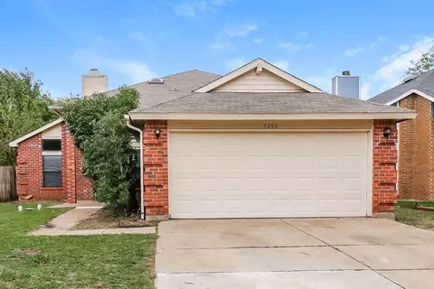 5203 Barberry Dr, Arlington, TX 76018
