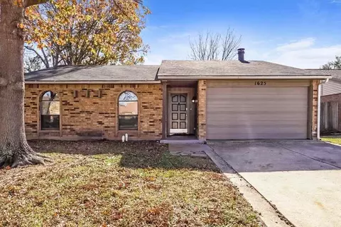 1625 Clark Trl, Grand Prairie, TX 75052