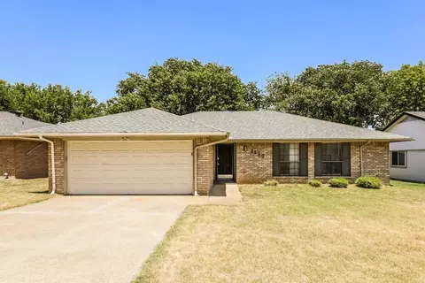 3400 Meadowmoor St, Fort Worth, TX 76133