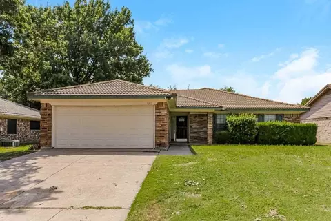 7312 Meadow Creek Dr, Fort Worth, TX 76133