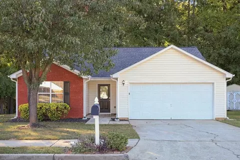173 Waters Edge Dr, Locust Grove, GA 30248