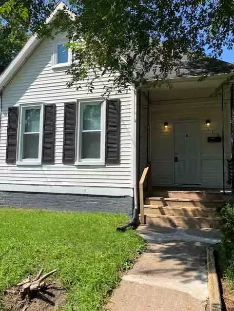915 W Mac Queen Ave, Peoria, IL 61604