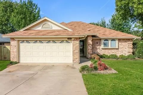 700 Sandy Trl, Fort Worth, TX 76120