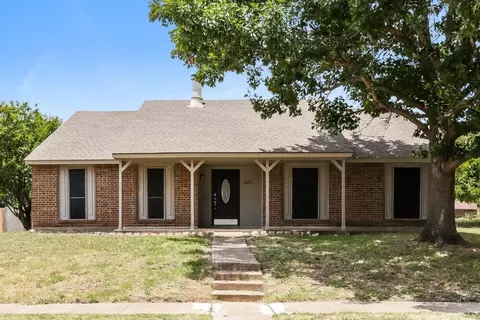 1385 Southridge Dr, Lancaster, TX 75146
