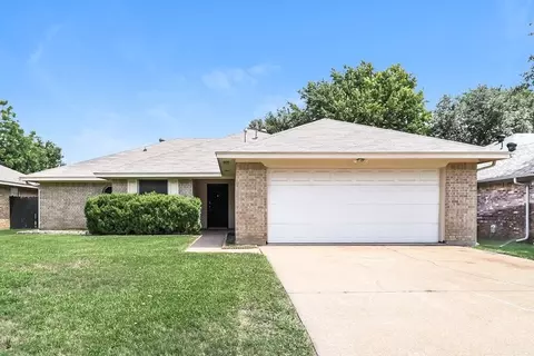 900 Vicksburg Ln, Burleson, TX 76028