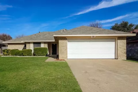 900 Vicksburg Ln, Burleson, TX 76028