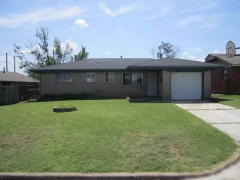 704 NW 1st St, Moore, OK 73160