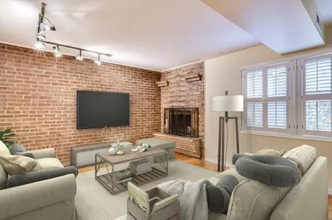 1014 W Wolfram St #2, Chicago, IL 60657