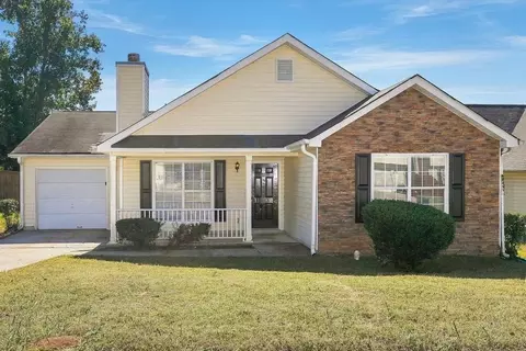 1068 Meadow Glen Cir, Fairburn, GA 30213