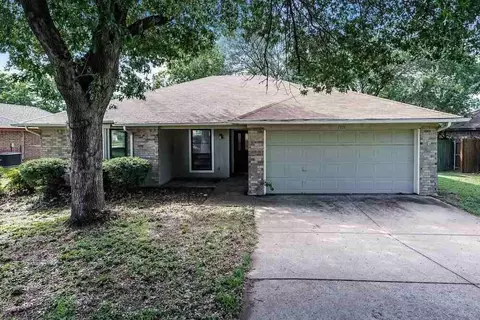 709 Daniels Dr, Crowley, TX 76036