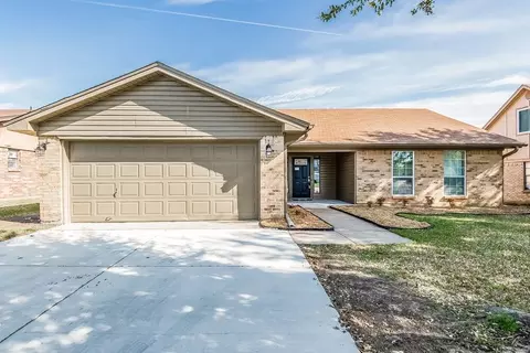 220 Cambridge Dr, Saginaw, TX 76179