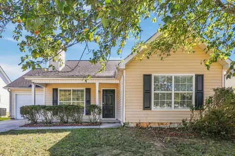 1077 Meadow Glen Cir, Fairburn, GA 30213