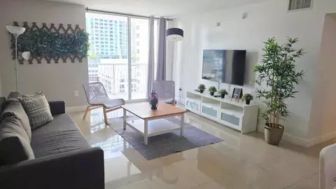 1 NW 12th St, Miami, FL 33136