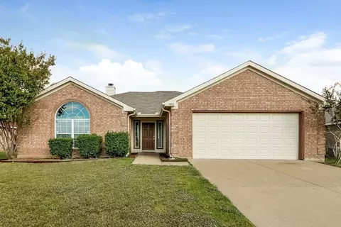 1012 SW Hillside Dr, Burleson, TX 76028