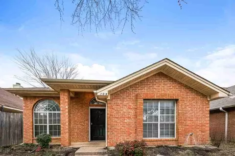 709 Greenridge Dr, Arlington, TX 76017
