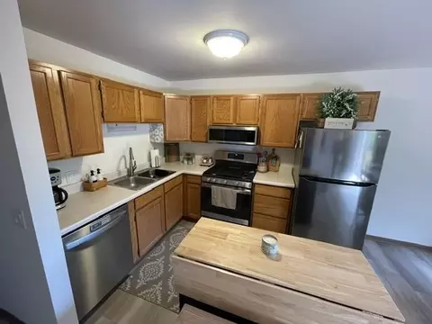 295 Woodridge Cir #B, South Elgin, IL 60177