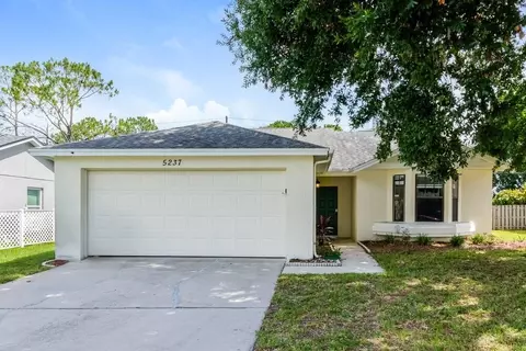 5237 Desmond Ln, Williamsburg, FL 32821