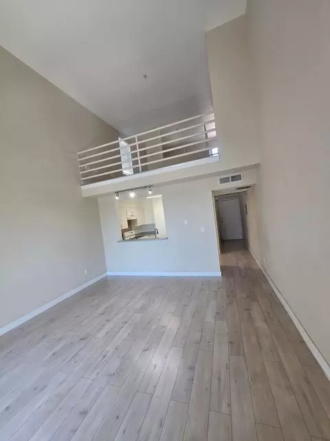 19951 Roscoe Blvd, Los Angeles, CA 91306