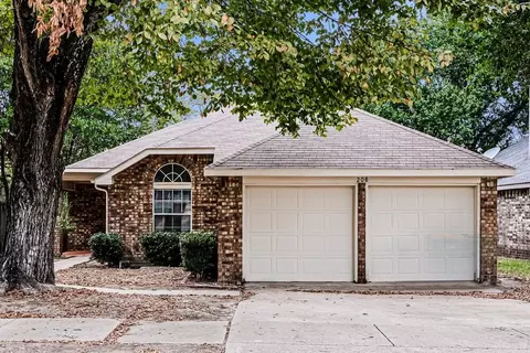 208 Vines Dr, Cedar Hill, TX 75104
