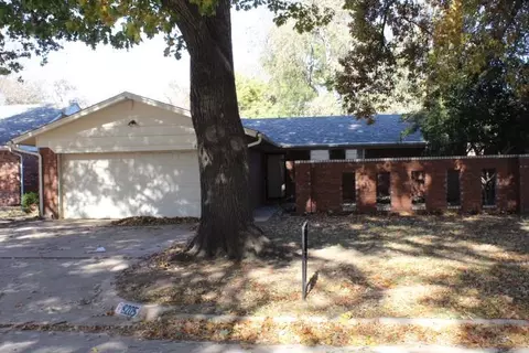 8205 NW 32nd St, Bethany, OK 73008