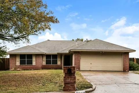 704 Stonebrooke Dr, Burleson, TX 76028