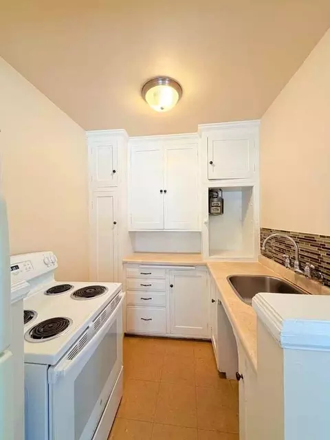 26 Harrison St, Seattle, WA 98109