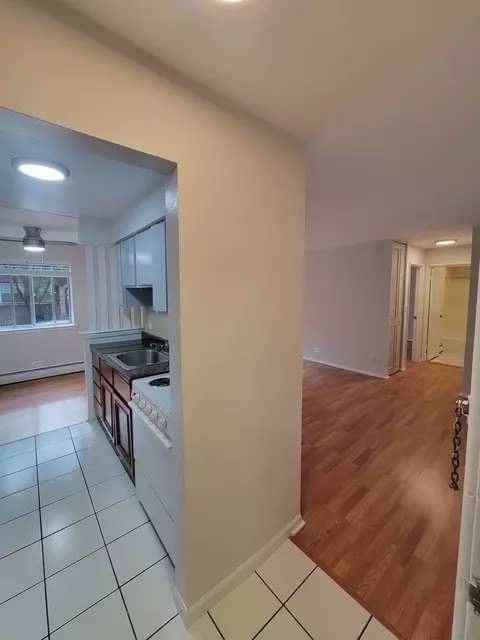 6161 N Winthrop Ave, Chicago, IL 60660