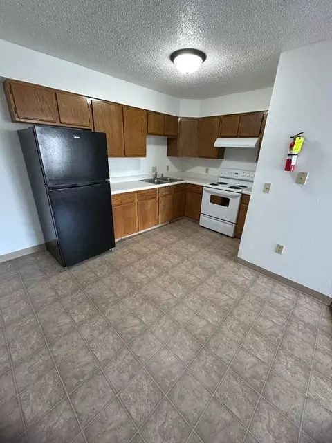 208 Glenda Dr, Marshalltown, IA 50158