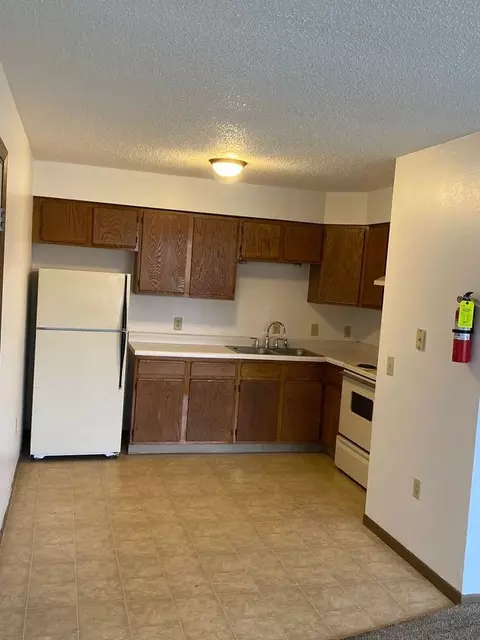208 Glenda Dr, Marshalltown, IA 50158