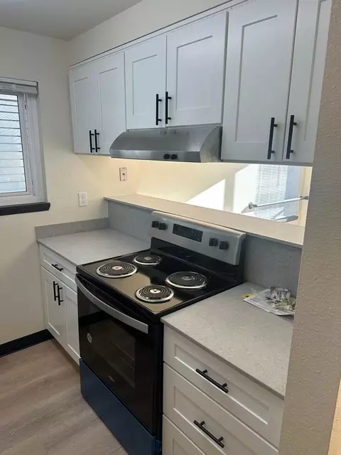 710 NE 42nd St, Seattle, WA 98105